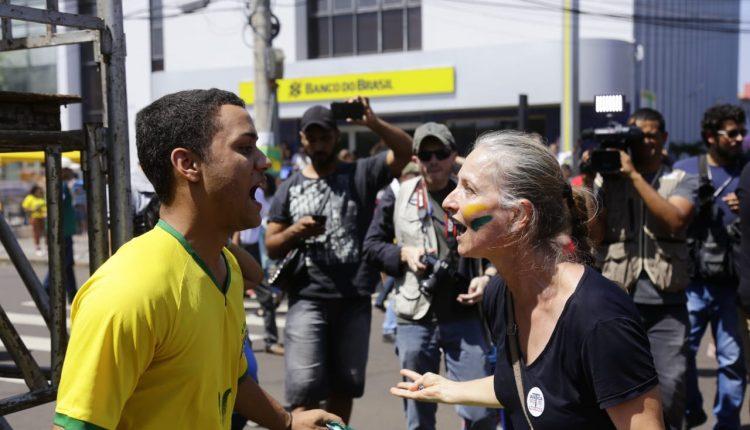 Desfile da Independência levou 20 mil pessoas à rua 13 de Maio neste sábado