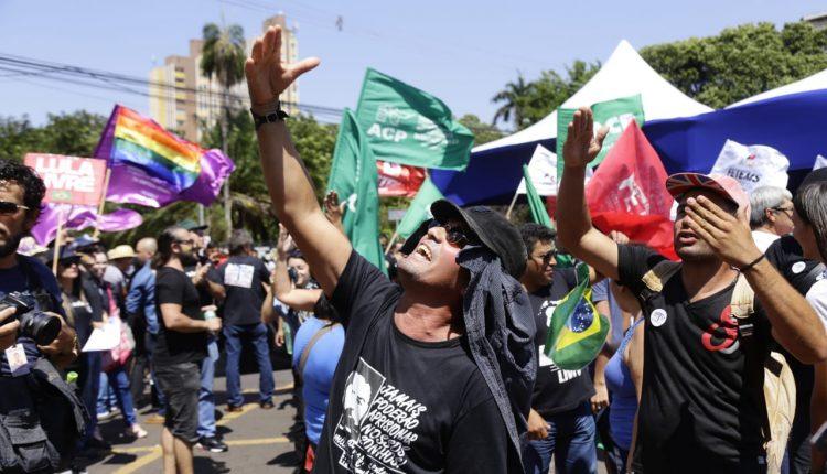 Desfile da Independência levou 20 mil pessoas à rua 13 de Maio neste sábado