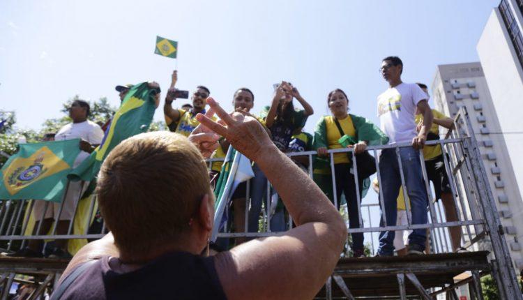 Desfile da Independência levou 20 mil pessoas à rua 13 de Maio neste sábado