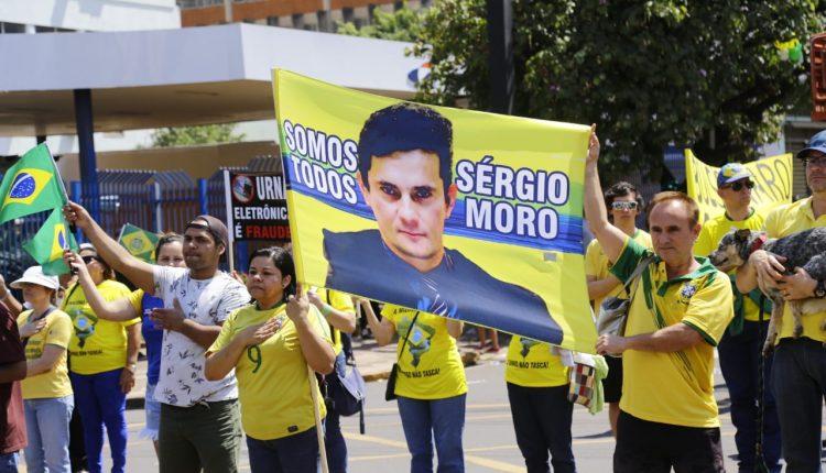 Desfile da Independência levou 20 mil pessoas à rua 13 de Maio neste sábado