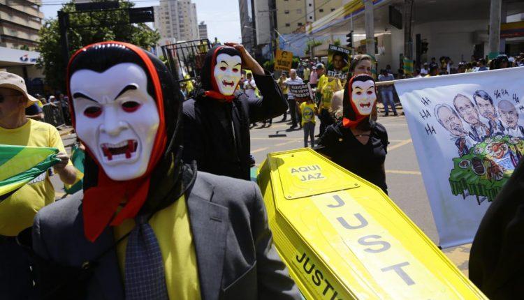 Eleitores de direita e esquerda protestam durante Grito dos Excluídos