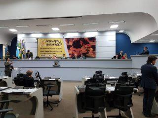 Salineiro rasga projetos arquivados na CCJ e diz ter 'vergonha de ser vereador'