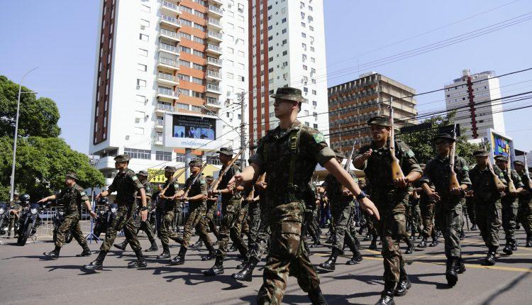 Desfile da Independência levou 20 mil pessoas à rua 13 de Maio neste sábado