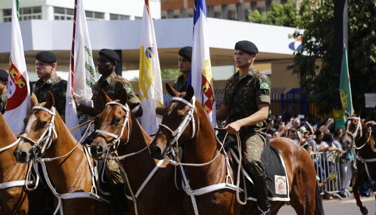 Desfile da Independência levou 20 mil pessoas à rua 13 de Maio neste sábado