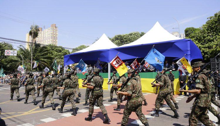 Desfile da Independência levou 20 mil pessoas à rua 13 de Maio neste sábado