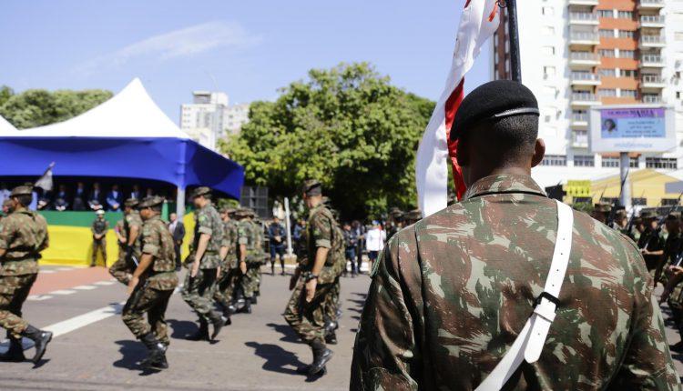 Desfile da Independência levou 20 mil pessoas à rua 13 de Maio neste sábado