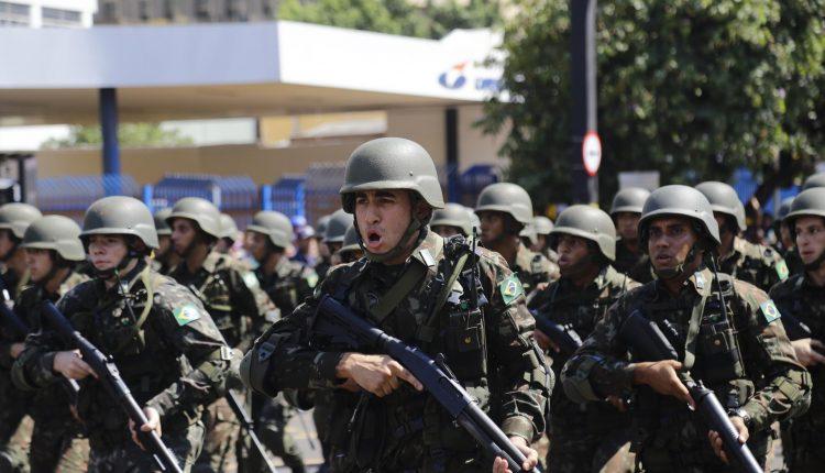 Desfile da Independência levou 20 mil pessoas à rua 13 de Maio neste sábado