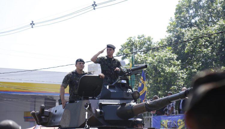 Desfile da Independência levou 20 mil pessoas à rua 13 de Maio neste sábado