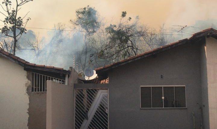 AGORA: incêndio de grandes proporções ameaça condomínio em Campo Grande