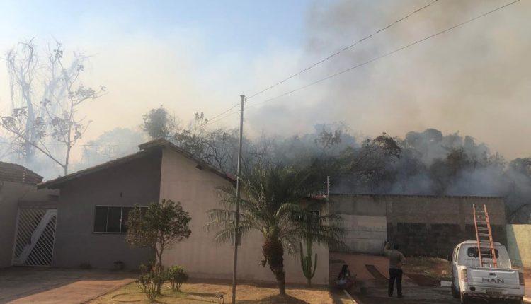 AGORA: incêndio de grandes proporções ameaça condomínio em Campo Grande