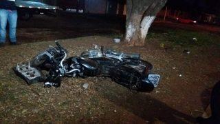 Motociclista morre após perder controle em quebra-molas e ser arremessado contra árvore