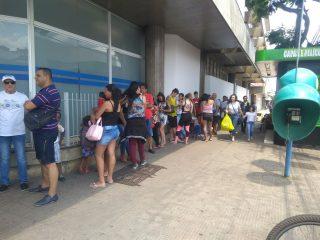 No início da adesão ao saque aniversário, trabalhadores fazem fila na Caixa