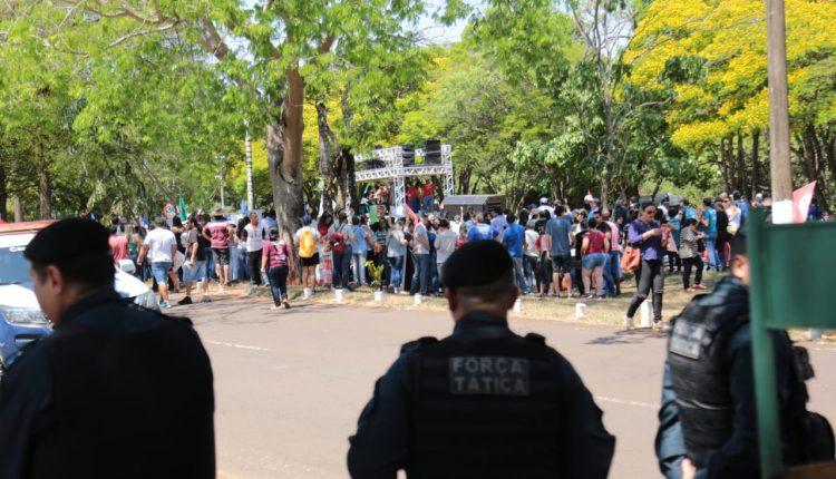 Servidores da educação protestam contra gestão de Reinaldo Azambuja