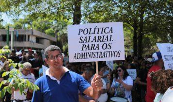 Servidores da educação protestam contra gestão de Reinaldo Azambuja
