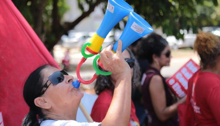 Servidores da educação protestam contra gestão de Reinaldo Azambuja