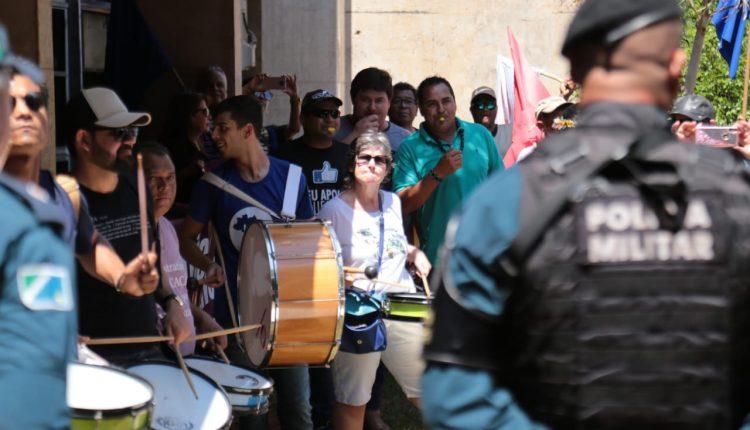 Servidores da educação protestam contra gestão de Reinaldo Azambuja