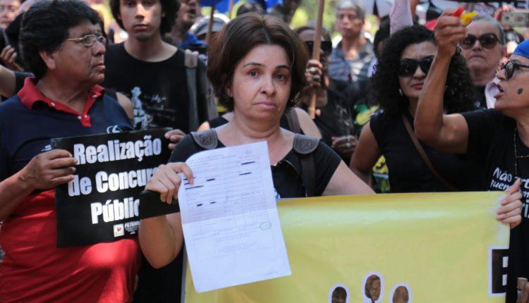 Servidores da educação protestam contra gestão de Reinaldo Azambuja