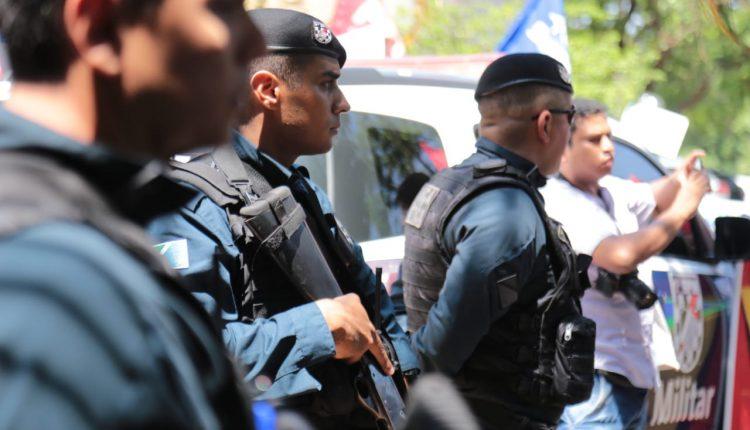 Servidores da educação protestam contra gestão de Reinaldo Azambuja