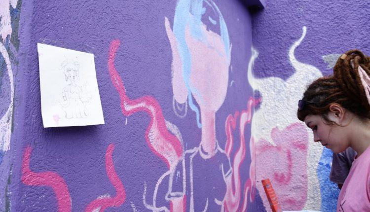 Escola ganha reforma e cor pela mão dos alunos com projeto voluntário