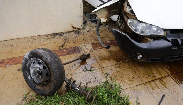 Motorista bate carro em poste ao tentar fugir de viatura da PM