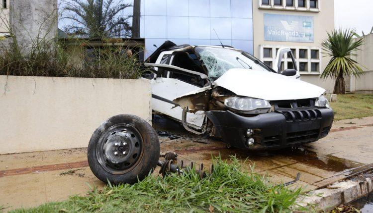 Motorista bate carro em poste ao tentar fugir de viatura da PM