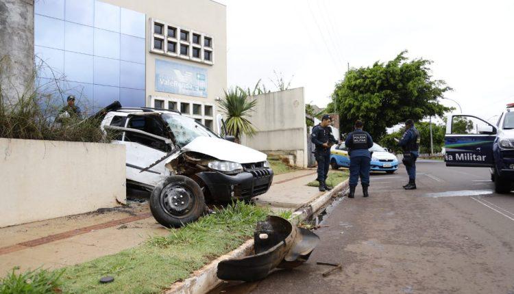 Motorista bate carro em poste ao tentar fugir de viatura da PM