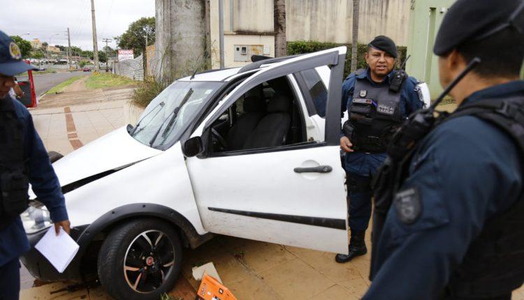 Motorista bate carro em poste ao tentar fugir de viatura da PM