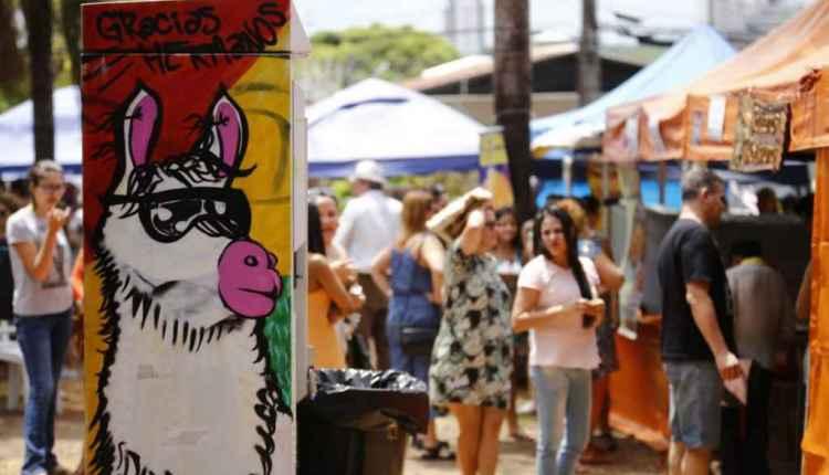 Arte, comida e renda extra: feira da Bolívia encanta campo-grandenses há 14 anos