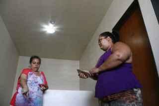 Com medo de desabamento, moradores de condomínio sorteado por Emha e Agehab acionam Defesa Civil