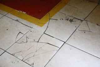 Com medo de desabamento, moradores de condomínio sorteado por Emha e Agehab acionam Defesa Civil
