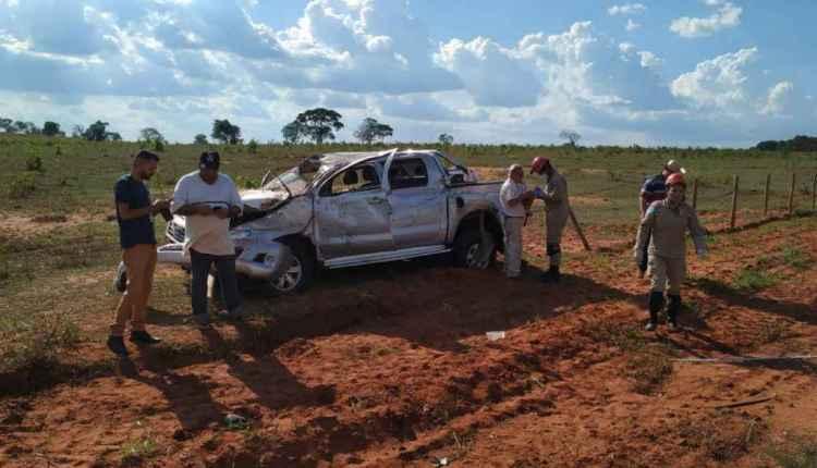 Motorista de caminhonete invade preferencial e capota na MS-040