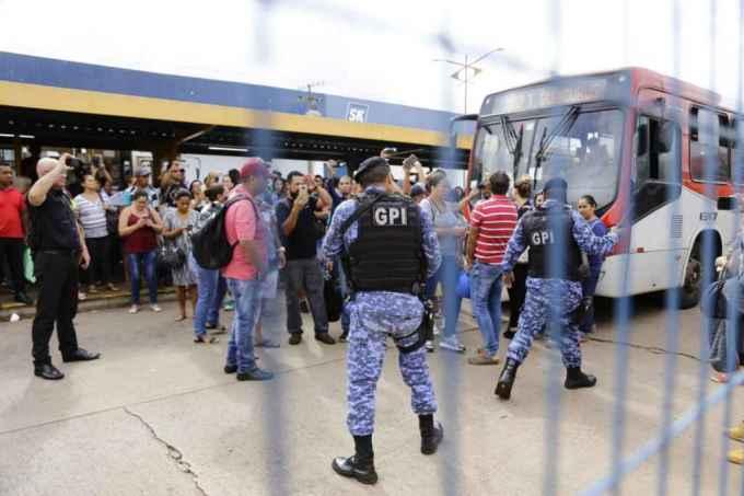 FOTOS: Veja imagens do protesto de mulheres no Terminal Morenão por atrasos