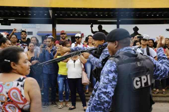 FOTOS: Veja imagens do protesto de mulheres no Terminal Morenão por atrasos