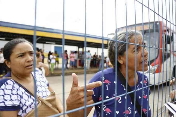 FOTOS: Veja imagens do protesto de mulheres no Terminal Morenão por atrasos