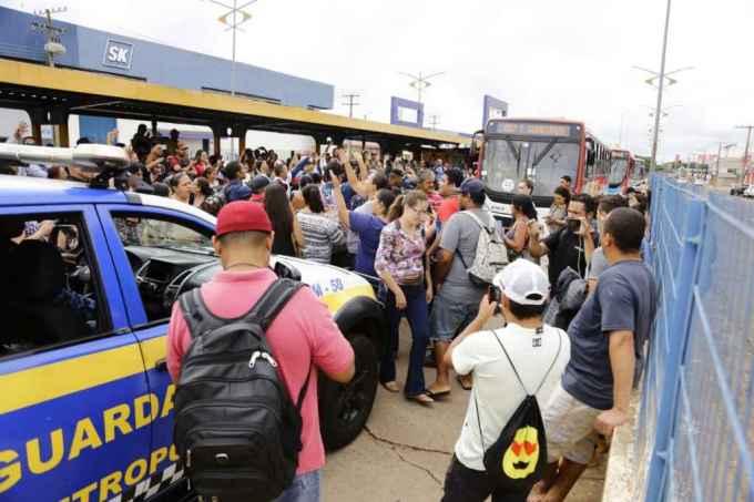 FOTOS: Veja imagens do protesto de mulheres no Terminal Morenão por atrasos