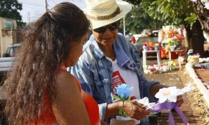 Ambulantes lamentam diminuição de parentes, mas se preparam para movimento nos cemitérios