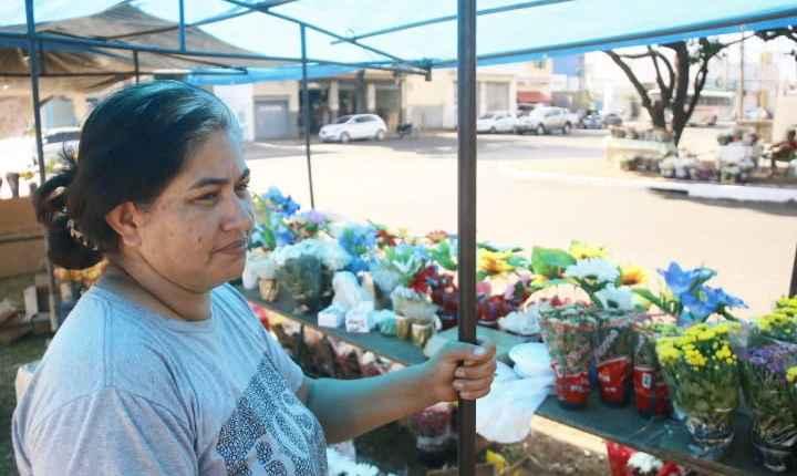 Ambulantes lamentam diminuição de parentes, mas se preparam para movimento nos cemitérios