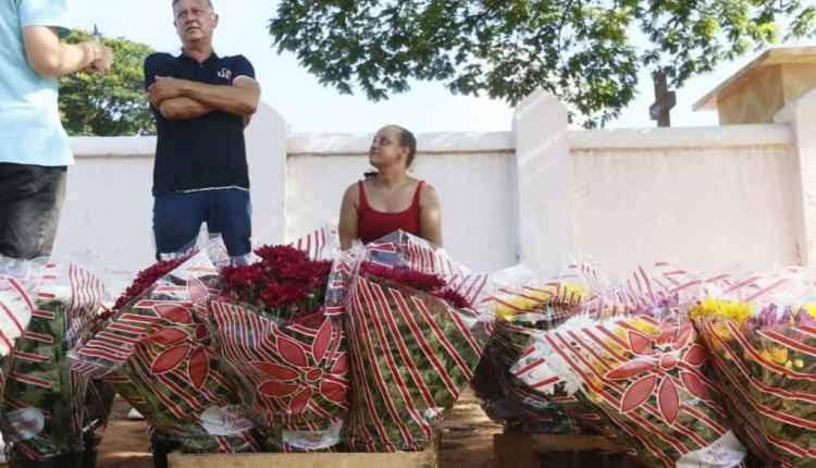 Ambulantes lamentam diminuição de parentes, mas se preparam para movimento nos cemitérios