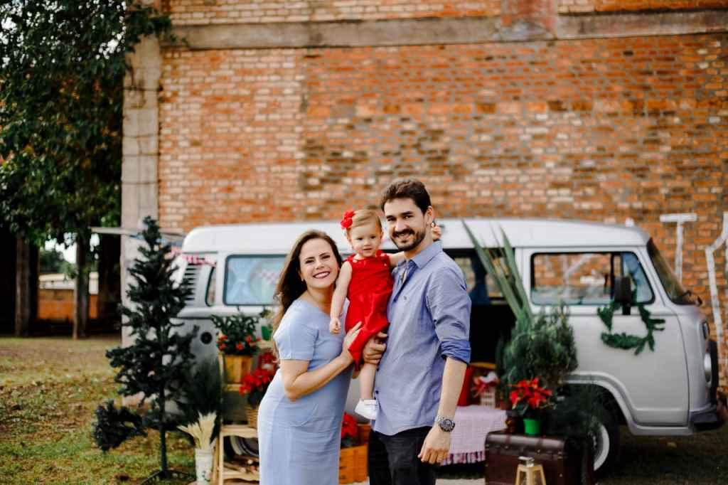 Casal de fotógrafos faz ensaio vintage com kombi e resgata o clima de Natal