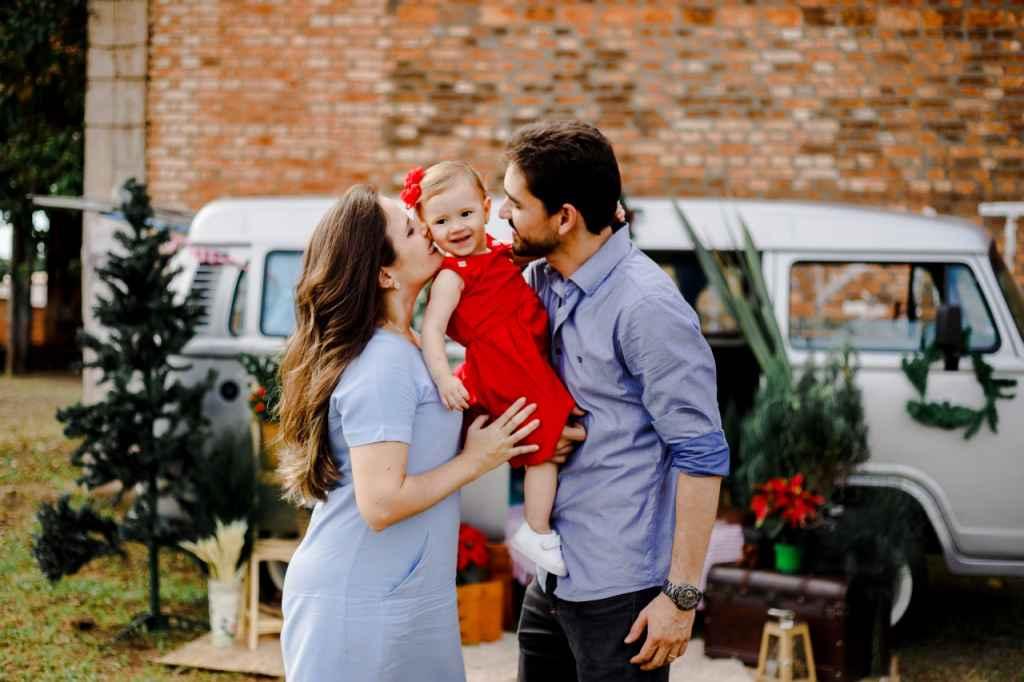 Casal de fotógrafos faz ensaio vintage com kombi e resgata o clima de Natal