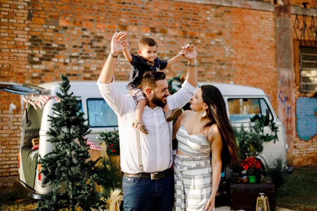 Casal de fotógrafos faz ensaio vintage com kombi e resgata o clima de Natal