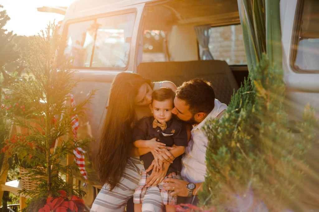 Casal de fotógrafos faz ensaio vintage com kombi e resgata o clima de Natal