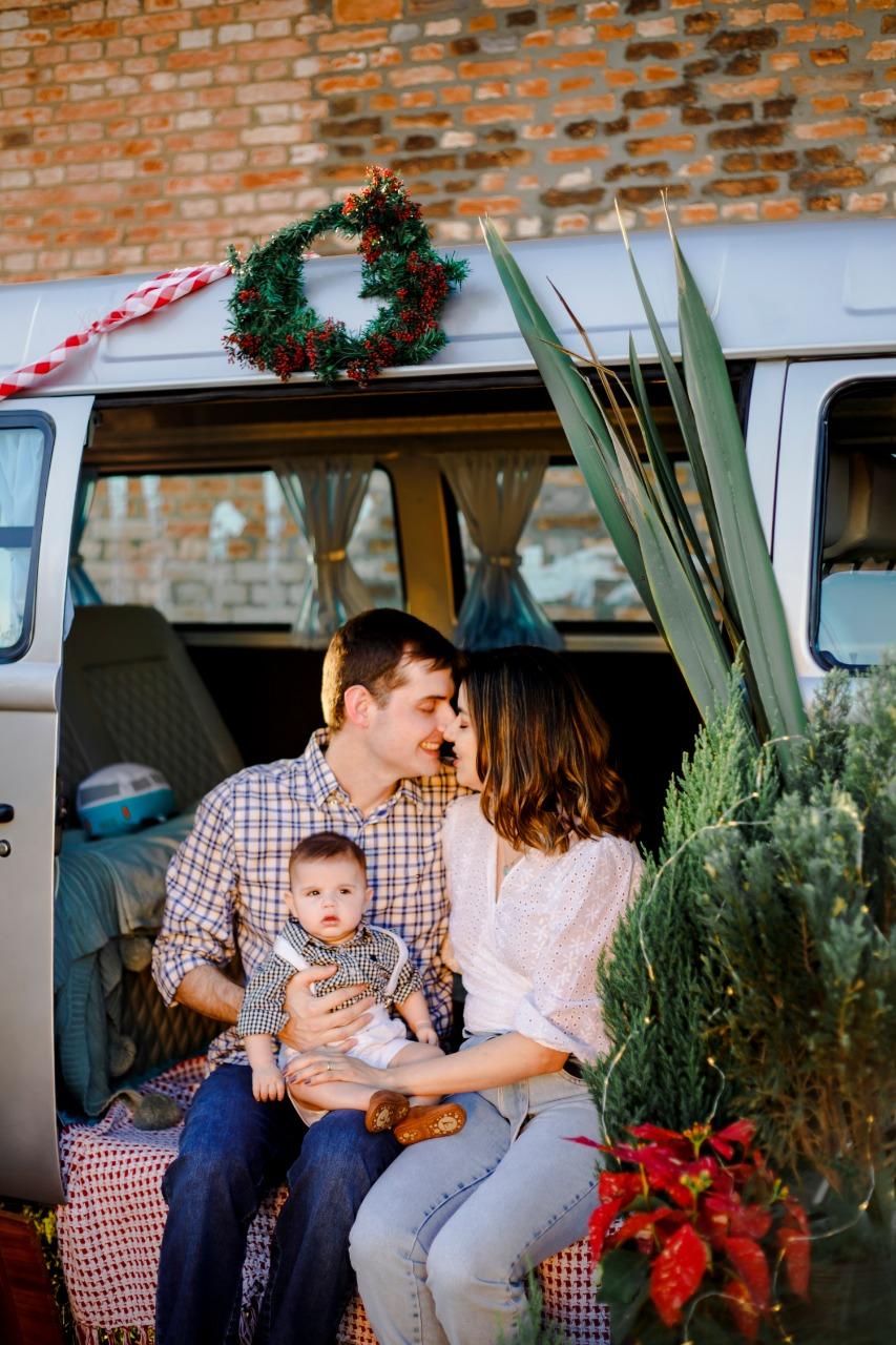Casal de fotógrafos faz ensaio vintage com kombi e resgata o clima de Natal
