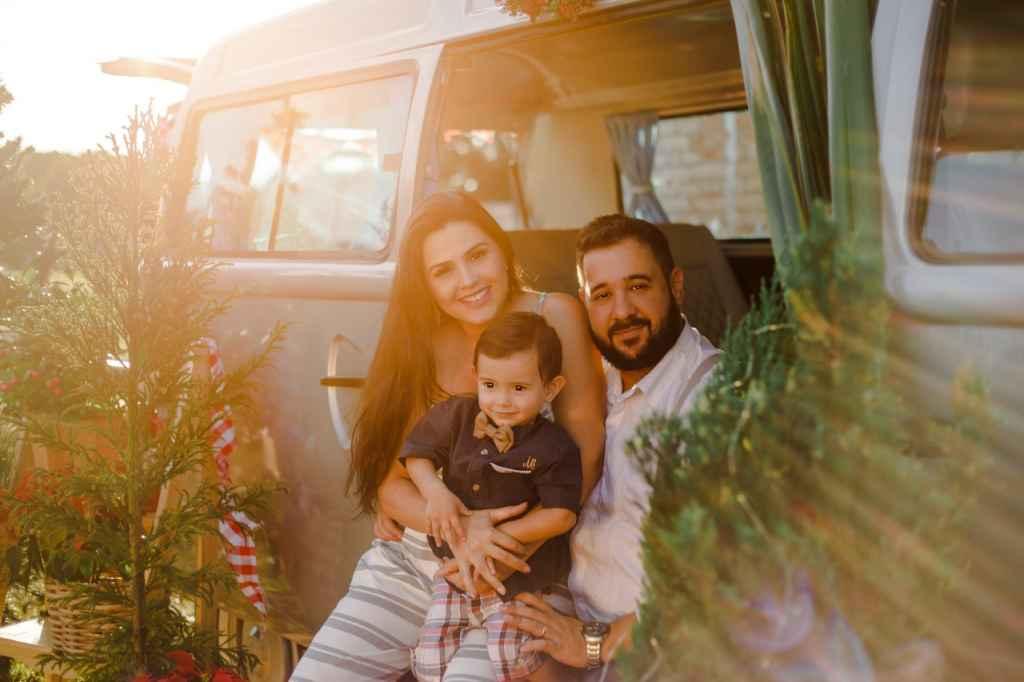 Casal de fotógrafos faz ensaio vintage com kombi e resgata o clima de Natal