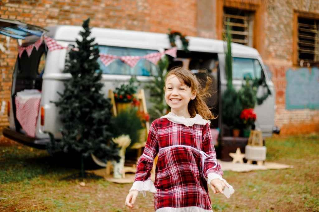 Casal de fotógrafos faz ensaio vintage com kombi e resgata o clima de Natal