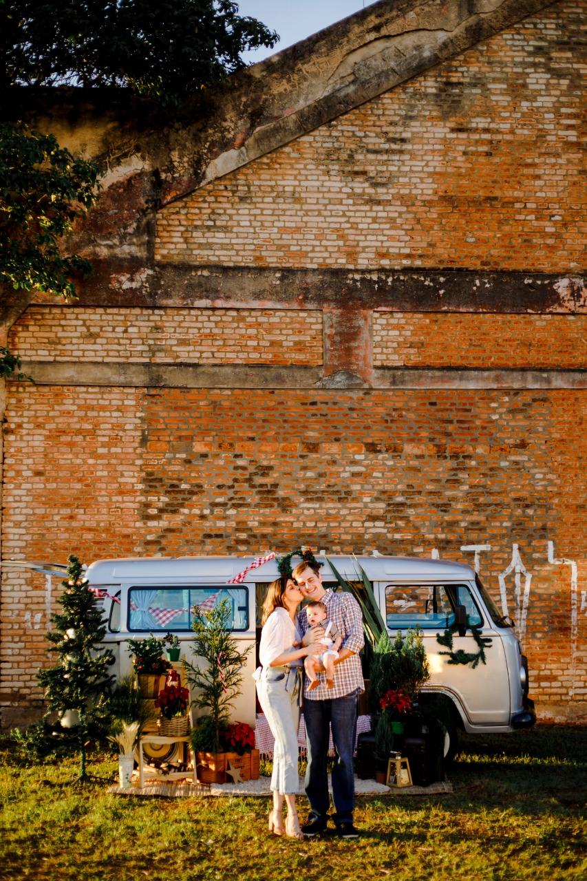 Casal de fotógrafos faz ensaio vintage com kombi e resgata o clima de Natal