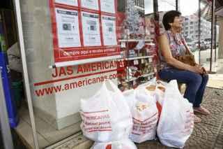 Consumidores passam a noite em fila por ofertas de Black Friday em Campo Grande