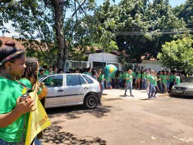 VÍDEO: Governo do Estado fecha escola no Flamboyant e atinge 427 alunos