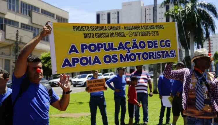 VÍDEO: Com nariz de palhaço, motoristas de ônibus iniciam passeata por reajuste salarial