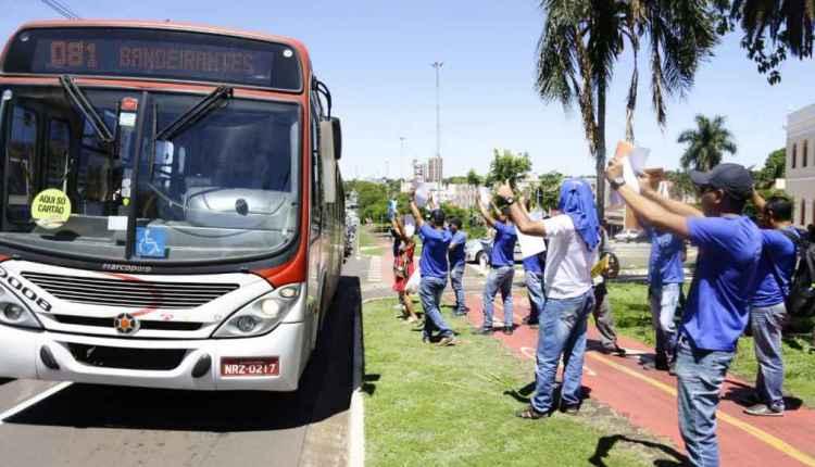VÍDEO: Com nariz de palhaço, motoristas de ônibus iniciam passeata por reajuste salarial